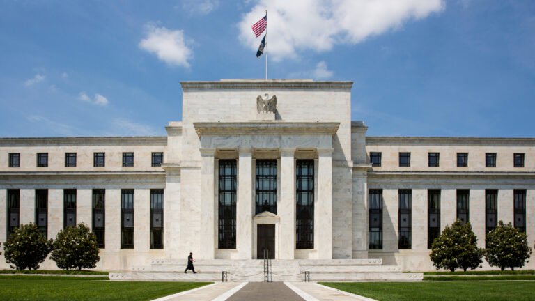 NQ: El Nuevo Timón de la Fed y la Prueba de Estructura en Máximos